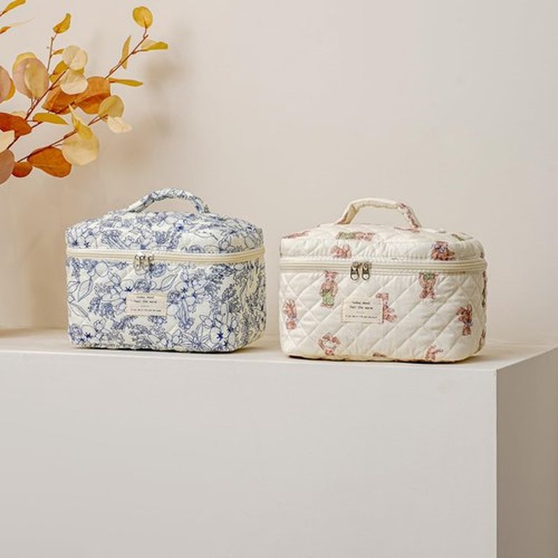 uekeboag Large Travel Quilted Makeup Bag for Women, Floral Cotton Cosmetic Bag, Coquette Aesthetic Floral Toiletry Organizer Bag(Navyblue-Flower