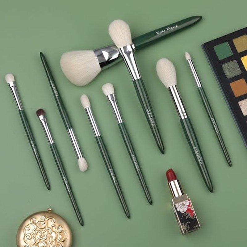 Natural Goat Hair Makeup Brushes Set Labeled 9 Piece Face and Eye Brush Set Ultra soft hair Foundation, Concealer, Blush, Contour, Blending, Eyeshadow Kabuki travel makeup brush set (green)