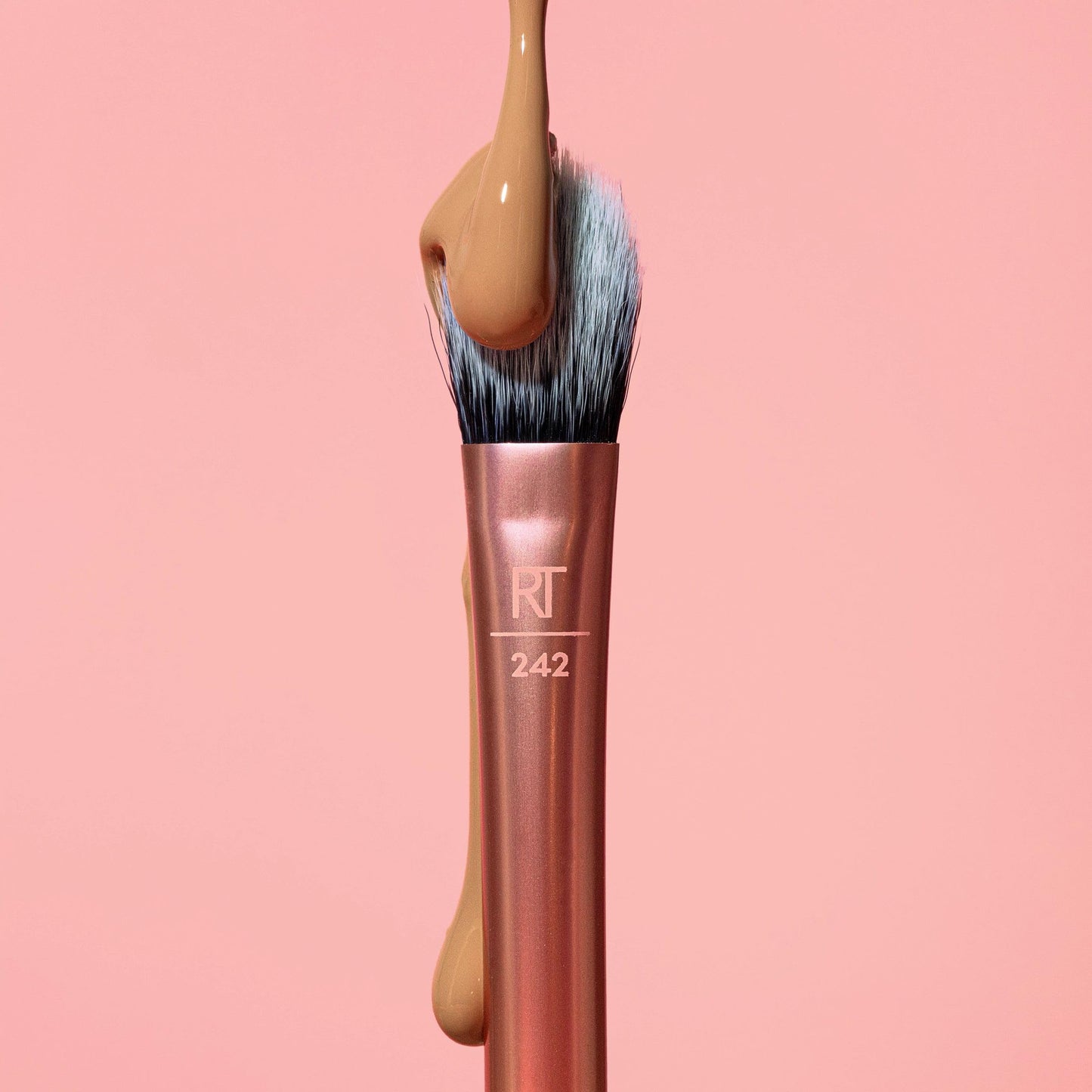 Real Techniques Brightening Concealer Makeup Brush, Viral Kitten Paw Brush Conceals Under Eyes, & Imperfections, Cover Dark Circles, For Brightener & Concealer, RT 242 Brush, Cruelty-Free, 1 Count