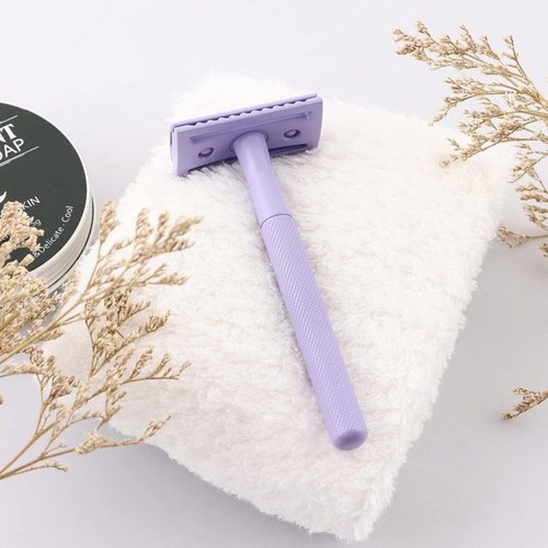 KINGHOOD Brass Single Blade Razor for Gentle & Close Shave - Double Edge Safety Razor with 10 Blade Refills, Long Handle,Weighted Razor,Eco-Friendly & Less Irritation Perfect for Sensitive Skin