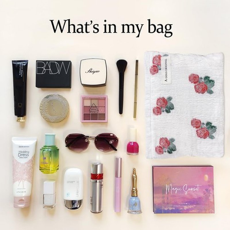STARDW Aesthetic Makeup Bag for Women Travel Toiletry Bag Large Capacity Makeup Organizer Bag Floral Cosmetic Bags Zipper Pouch (Rose Red)