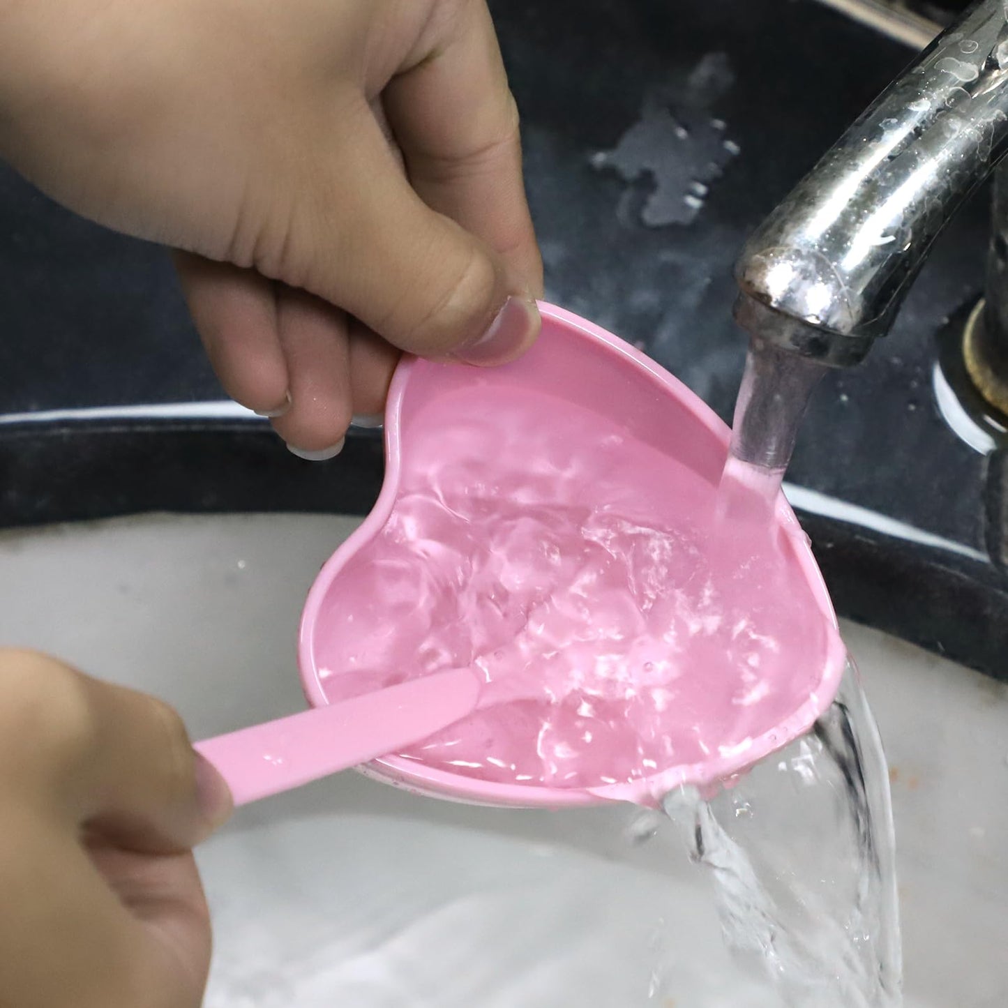 5 Sets Facial Mask Mixing Bowls Set with Stirring Spatula for Estheticians Plastic Heart Shaped Facemask Bowl Professional Mixing Tool Kit for Facial Mask, Mud Masks and Other Skincare Products, Pink