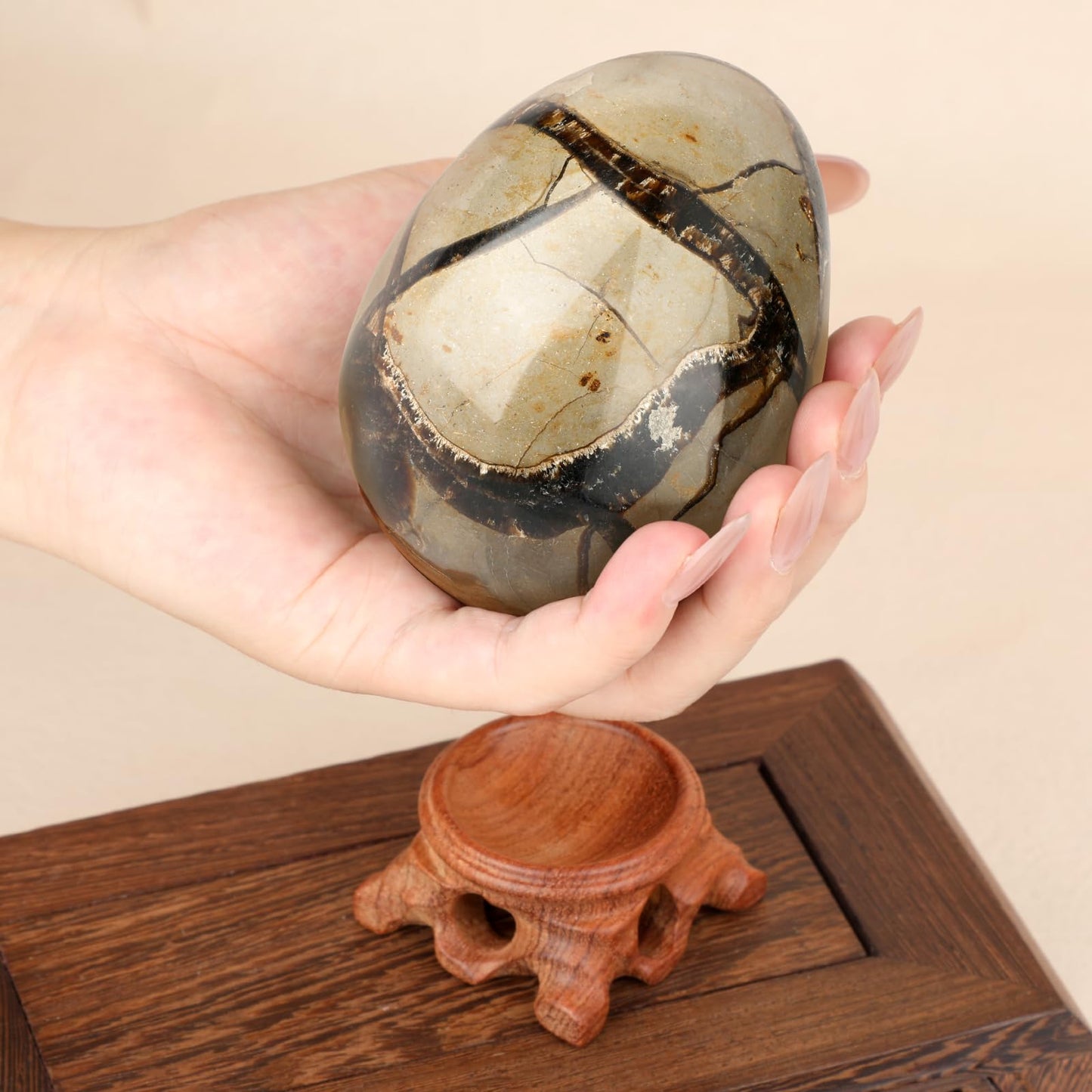 gemshan Big Stone Egg Figurine, Polished Healing Crystal 3.6inch Easter Eggs Sphere Sculpture with Wood Stand (Brown)