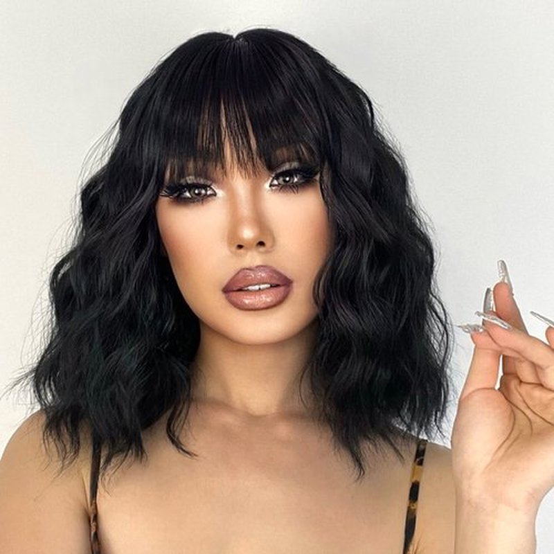 LINGHANG Short Black Wig with Bangs, Short Black Natural Wavy Wigs for Women, Wavy Black Wig with Bangs Synthetic Natural Looking Heat Resistant Fiber Cosplay Wigs