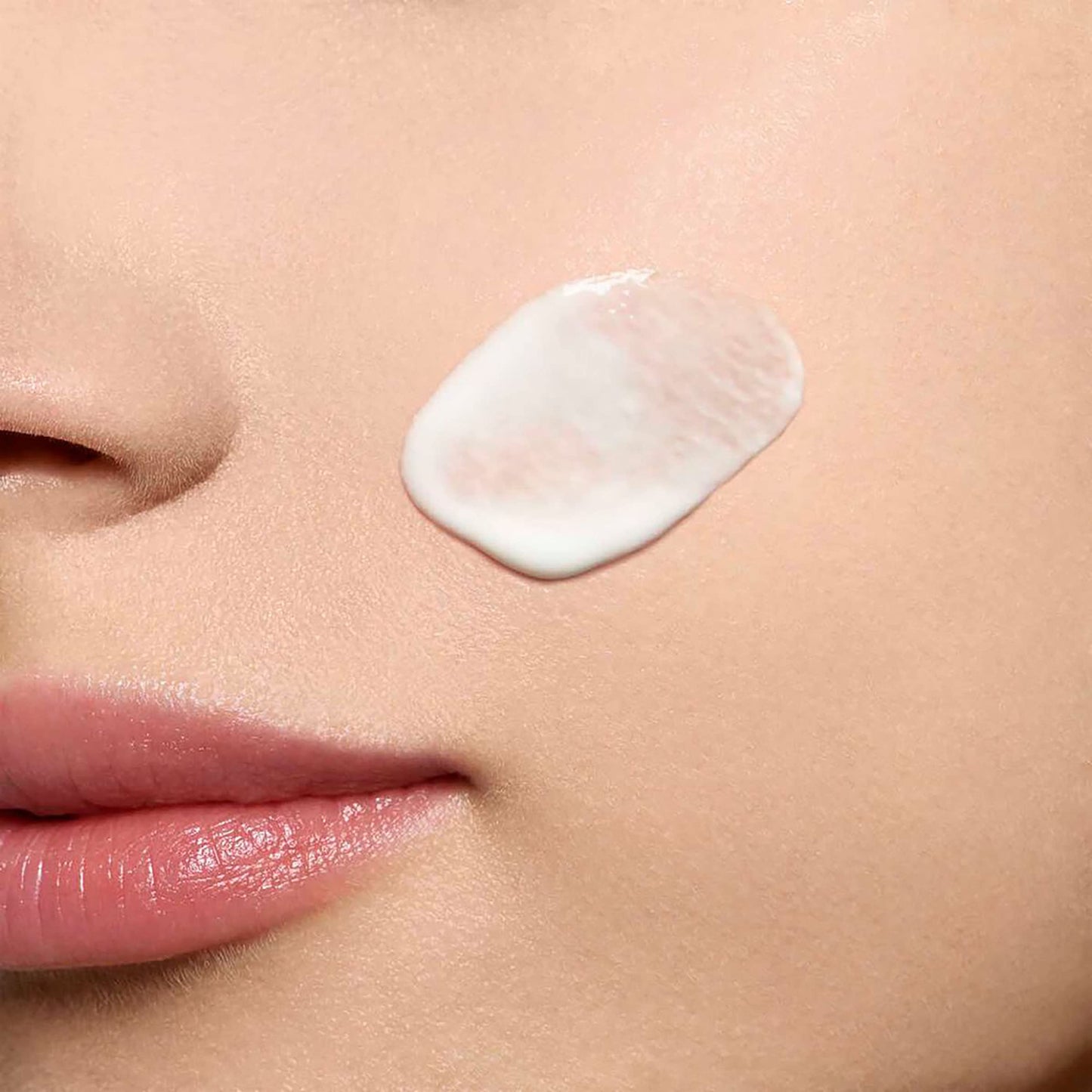 CLARINS Bright Plus Milky Essence | Visibly Brightens and Targets Dark Spots | Promotes Even Skin Tone | Hydrates and Soothes | 91% Natural Ingredients | Acerola Extract, Rich In Vitamin C