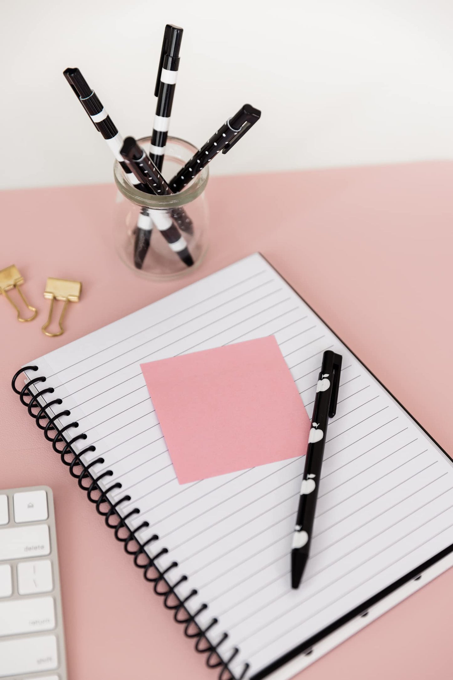 kate spade new york Black Ink Pen Set of 5, Cute Leopard Click Pens, Plastic Retractable Pens for Writing and Journaling, Forest Feline