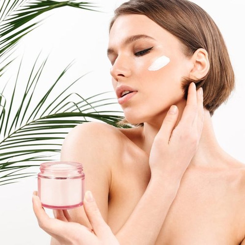 2oz Glass Jars 24 Pack, Hoa Kinh Mini Round Pink Glass Jars with Inner Liners and Pink Lids, Perfect for Storing Lotions, Powders and Ointments.