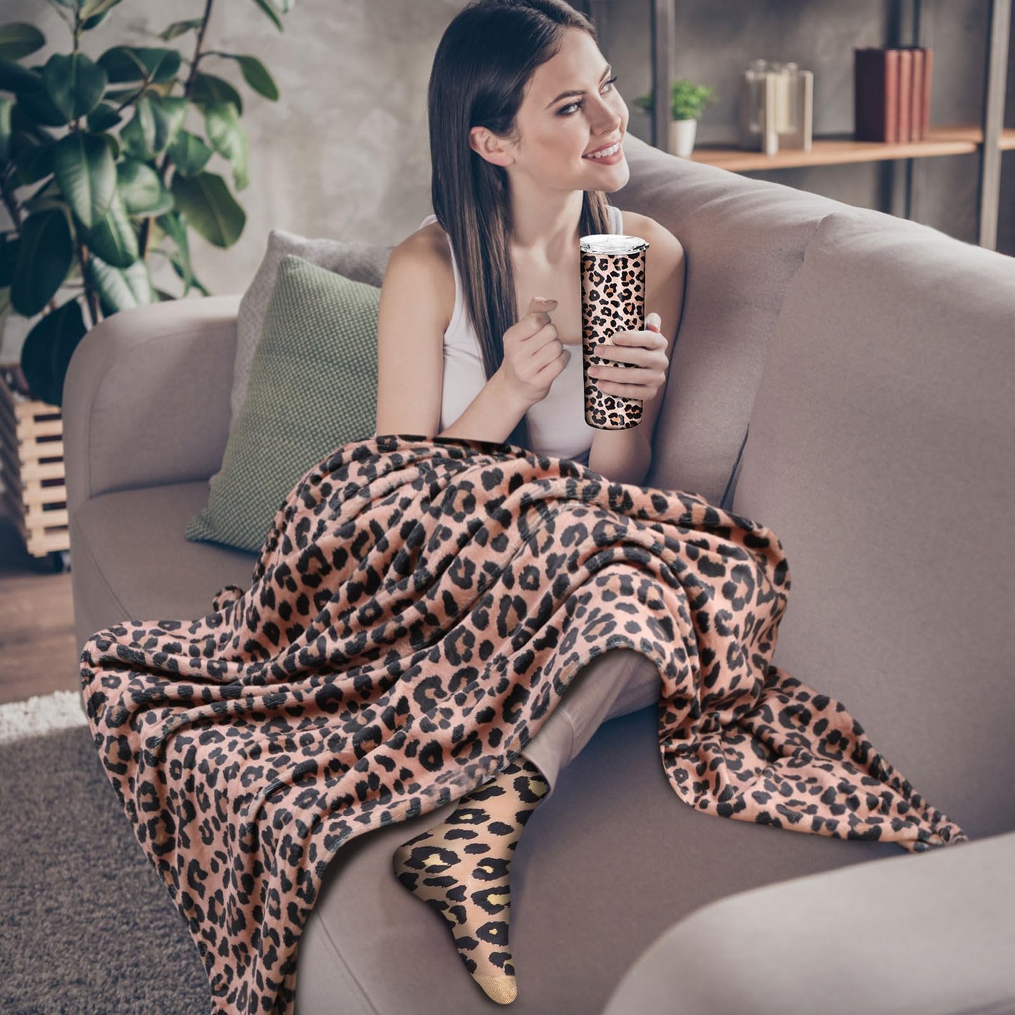Yaomiao 5 Pcs Leopard Gift Stuff Set for Girl Women Cheetah Print Blanket 20 oz Leopard Stainless Tumbler Cheetah Tote Bag Bracelet Keychain and Socks, Party Gifts Supplies