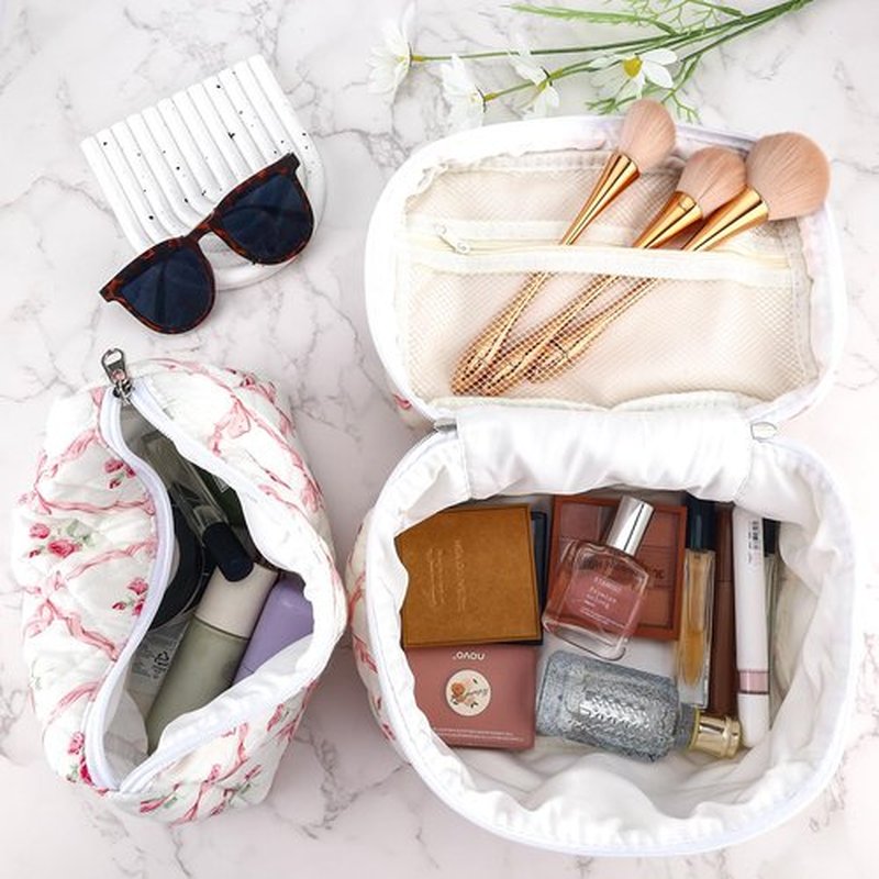 URSKYTOUS 2Pcs Cotton Quilted Makeup Bag for Women Girls Large Small Travel Floral Cosmetic Bags Set Cute Coquette Pink Makeup Pouch for Purse Aesthetic Cloth Flower Storage Toiletry Bag Organizer