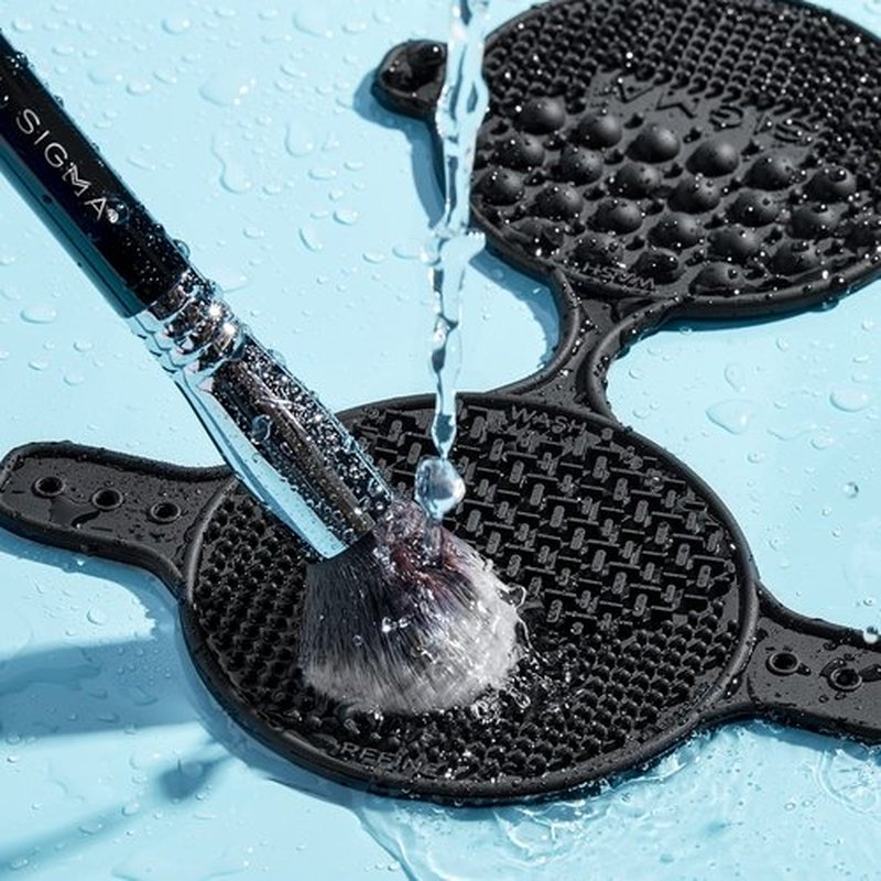 Sigma Beauty - Palmat® - Makeup Brush Cleaner - Perfect for Travel and On the Go - Palm Sized - Black