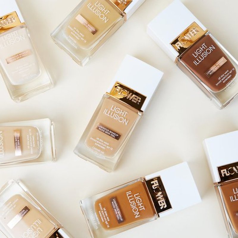 FLOWER BEAUTY By Drew Barrymore Light Illusion SPF Foundation - Blendable + Buildable - Natural Finish - Lightweight Formula (Mocha)