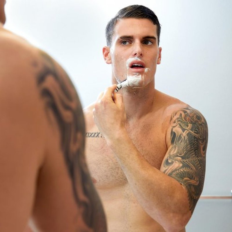 BIC Flex 5 Titanium 5-Blade Disposable Razor for Men, Sensitive Skin Razor For a Smooth, Comfortable and Close Shave, 4 Piece Razor Set