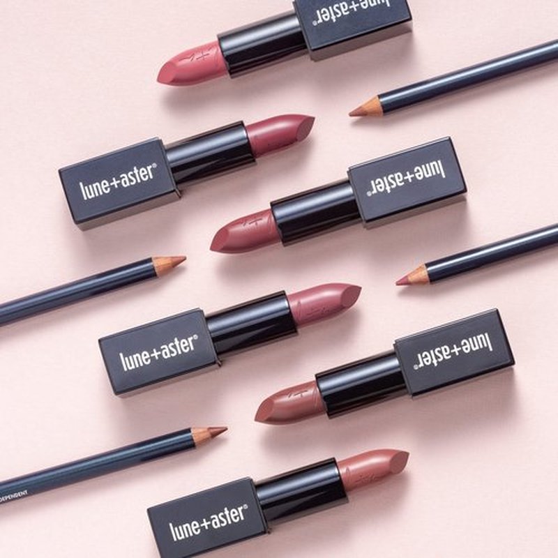 Lune+Aster PowerLips Lip Liner - Beautiful - Formulated with nourishing marula oil and vitamins C & E, it glides on smoothly to effortlessly create a perfectly polished look.
