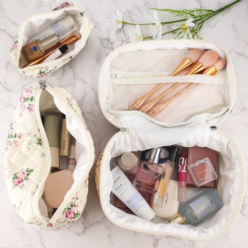 URSKYTOUS 3Pcs Cotton Quilted Makeup Bag for Women Girls Large Small Travel Pink Floral Cosmetic Bags Set Cute Coquette Makeup Pouch for Purse Aesthetic Cloth Flower Storage Toiletry Bag Organizer