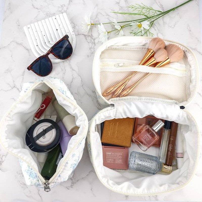 URSKYTOUS 2Pcs Cotton Quilted Makeup Bag for Women Girls Large Small Travel Floral Cosmetic Bags Set Cute Coquette Zipper Makeup Pouch for Purse Aesthetic Cloth Flower Storage Toiletry Bag Organizer