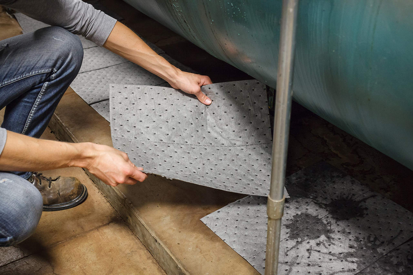 Brady SPC MRO100 Premium Heavy Weight Multi-Purpose (Chemical/Oil/Water) Absorbent Pads with Strong, Low Linting Fine Fiber Cover, Gray, 15" W x 19" L. Perforated. 100 pads per case