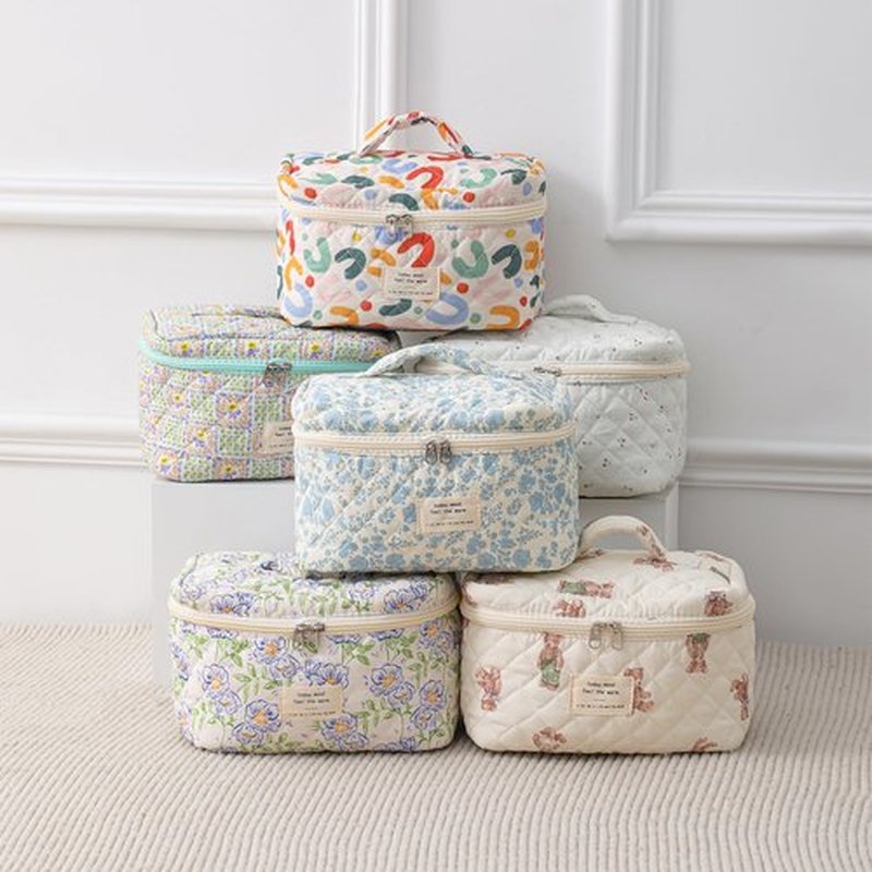uekeboag Large Travel Quilted Makeup Bag for Women, Floral Cotton Cosmetic Bag, Coquette Aesthetic Floral Toiletry Organizer Bag (02Blue-Flower)