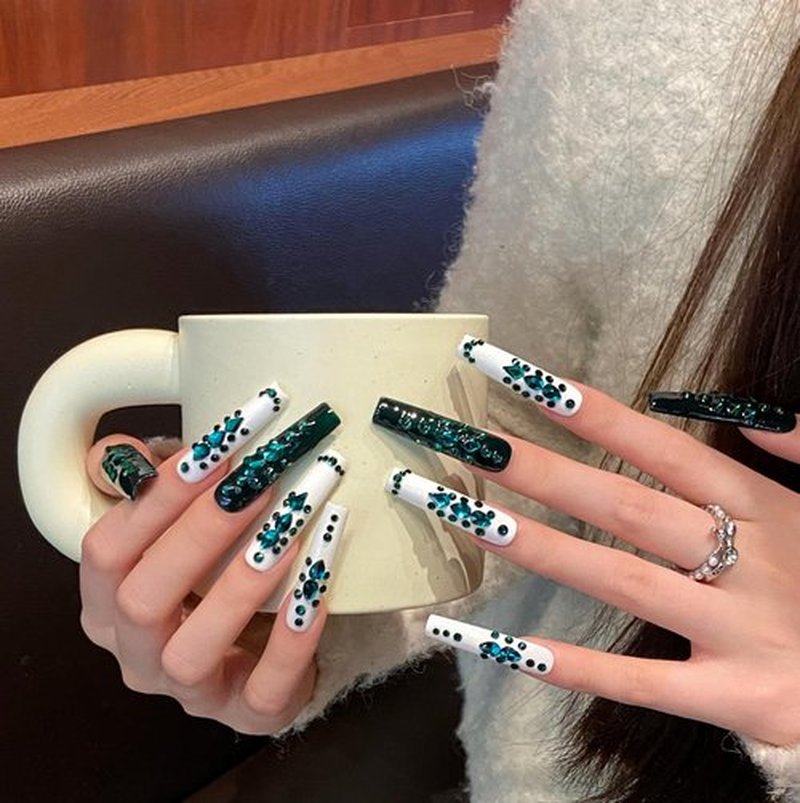 MNAFAYY 100% Handmade Nails 3D Rhinestone Crystal Extra Long Press On Nails Full Cover Luxury Gorgeous Reusable UV Finished Fake False Nails Acrylic Nail Kit With Box Gifts for Women Black White S