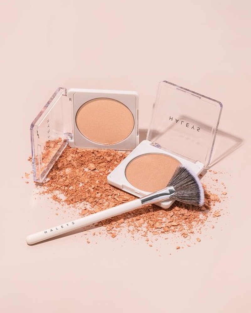 HALEYS Smoothing Highlighter Powder, Re-fract, Illuminating, Lightweight, Non-Caking, Smooths, Blurs, Long lasting, Nourishing & Skin-Softening, Infused with Spherical Powder, Macadamia Oil, V+CF