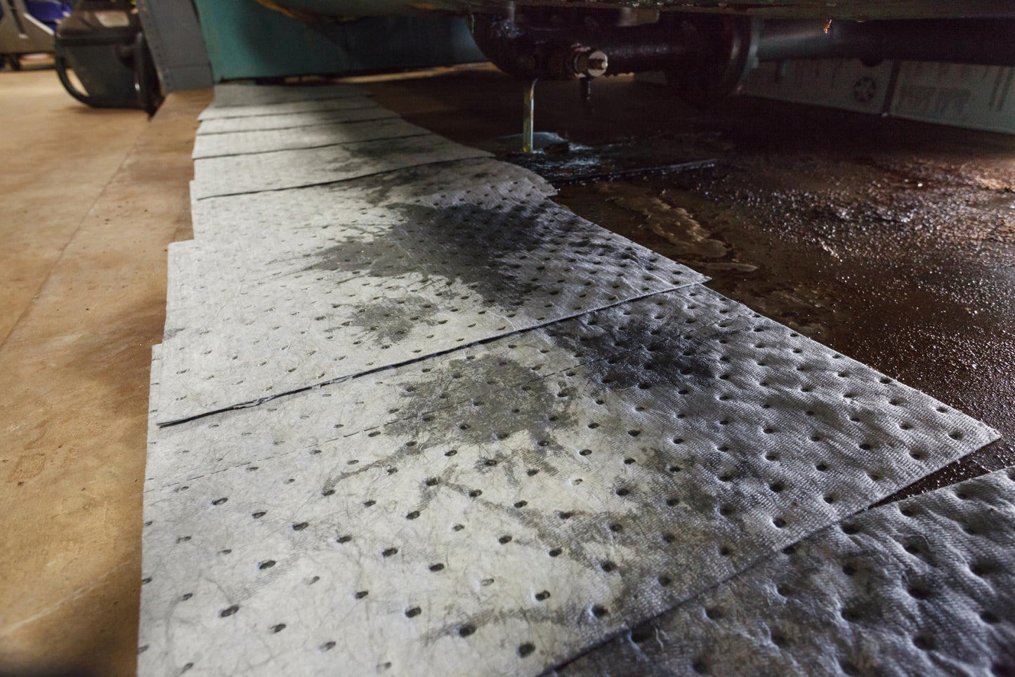 Brady SPC MRO100 Premium Heavy Weight Multi-Purpose (Chemical/Oil/Water) Absorbent Pads with Strong, Low Linting Fine Fiber Cover, Gray, 15" W x 19" L. Perforated. 100 pads per case
