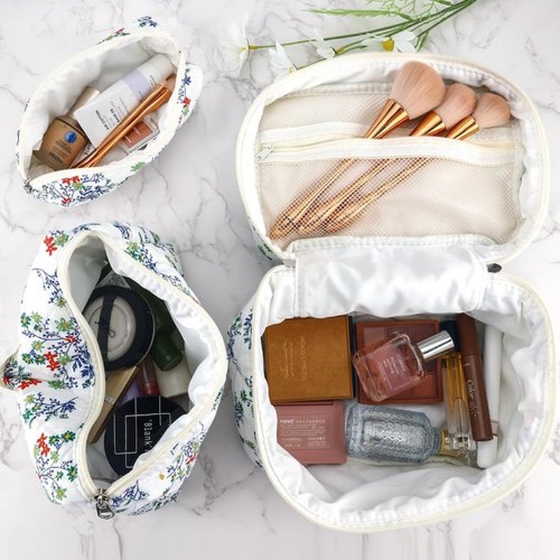URSKYTOUS 3Pcs Cotton Quilted Makeup Bag for Women Girls Large Small Travel Floral Cosmetic Bags Set Cute Coquette Zipper Makeup Pouch for Purse Aesthetic Cloth Flower Storage Toiletry Bag Organizer