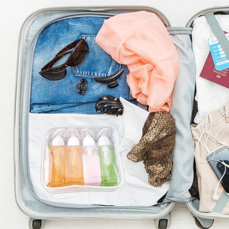 Hethyo Travel Bottles Travel Accessories Toiletries 4 Pack 3.7oz/110ml Travel Shampoo And Conditioner Bottles Empty Plastic Pump Bottle Dispenser Travel Size Bottles (4blank clear)