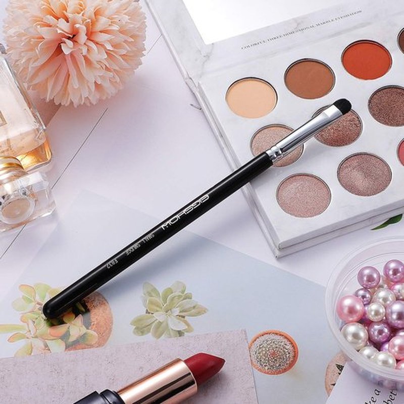 Curved Smudge Eyeshadow Makeup Brush, EIGSHOW Round Top Kabuki Synthetic Bristles, Smudge Eye Shadow Perfect for Smokey Eye/Cat Eye(Curved Smudge Eyeshadow Brush) E832 Black