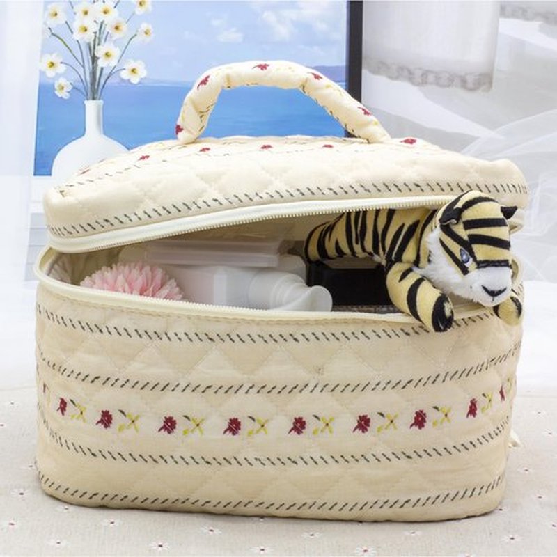 PAZIMIIK Cotton Makeup Bag for Women Large Quilted Travel Cosmetic Case Girls' Make Up Organizer,Little Flower Beige