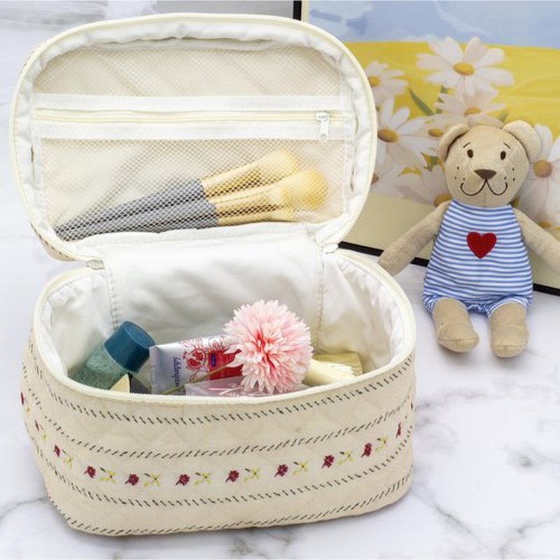 PAZIMIIK Cotton Makeup Bag for Women Large Quilted Travel Cosmetic Case Girls' Make Up Organizer,Little Flower Beige