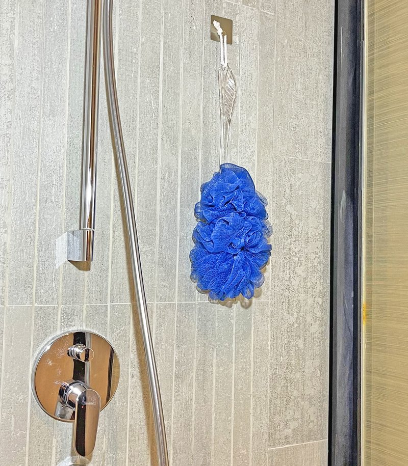Loofah Back Scrubber for Shower,Long Handle Bath Body Brush Soft Nylon Mesh Loofah Sponge On a Stick,Exfoliating Scrub Cleaning Luffa for Elderly for Men Women(2-Pack,Bule and Green)