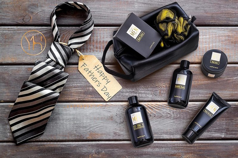 YARD HOUSE Spa Gift Basket Set for Men - Sandalwood Amber | 7-Piece Full Size Kit in Toiletry Bag - Perfect Father's Day Gift