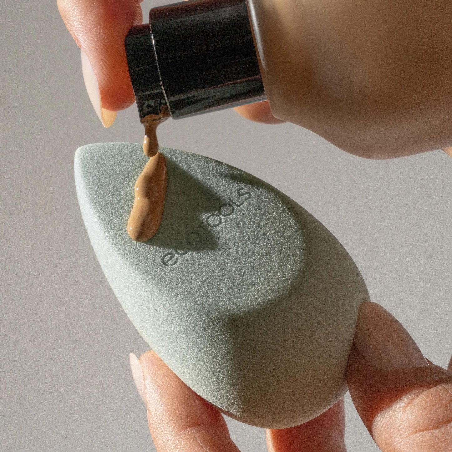 EcoTools Blurring Blender Makeup Sponge Duo, Makeup Blender Sponge For Blurred Skin, For Liquid & Cream Foundation, Cloud Coverage Memory Foam, Eco Friendly & Latex Free, Cruelty-Free & Vegan, 2 Count